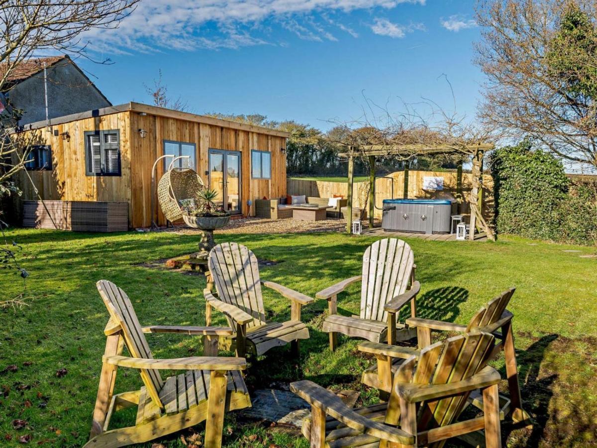 Log Cabin Near Bath Chippenham  Bagian luar foto